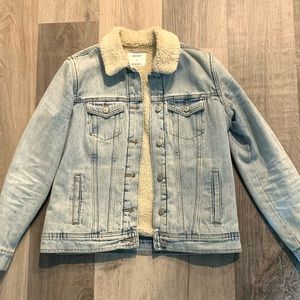 Old Navy sherpa collar light wash jean jacket in Medium LIKE NEW